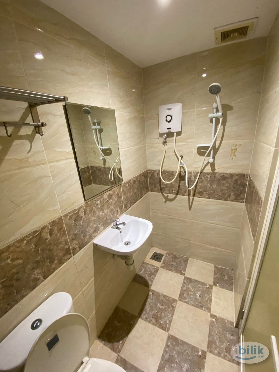 Image 3 of ZERO DEPOSIT Middle Room at Q INN HOTEL Bandar Sunway, Petaling Jaya - Room rental in 