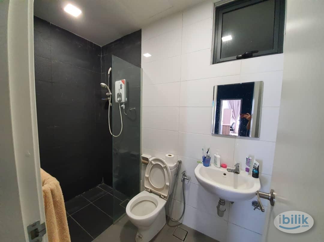 Image 4 of Comfy Middle Shared Room for Friends or Couple 🤩 for RENT @ Paramount Utropolis Glenmarie, Shah Alam - Room rental in 