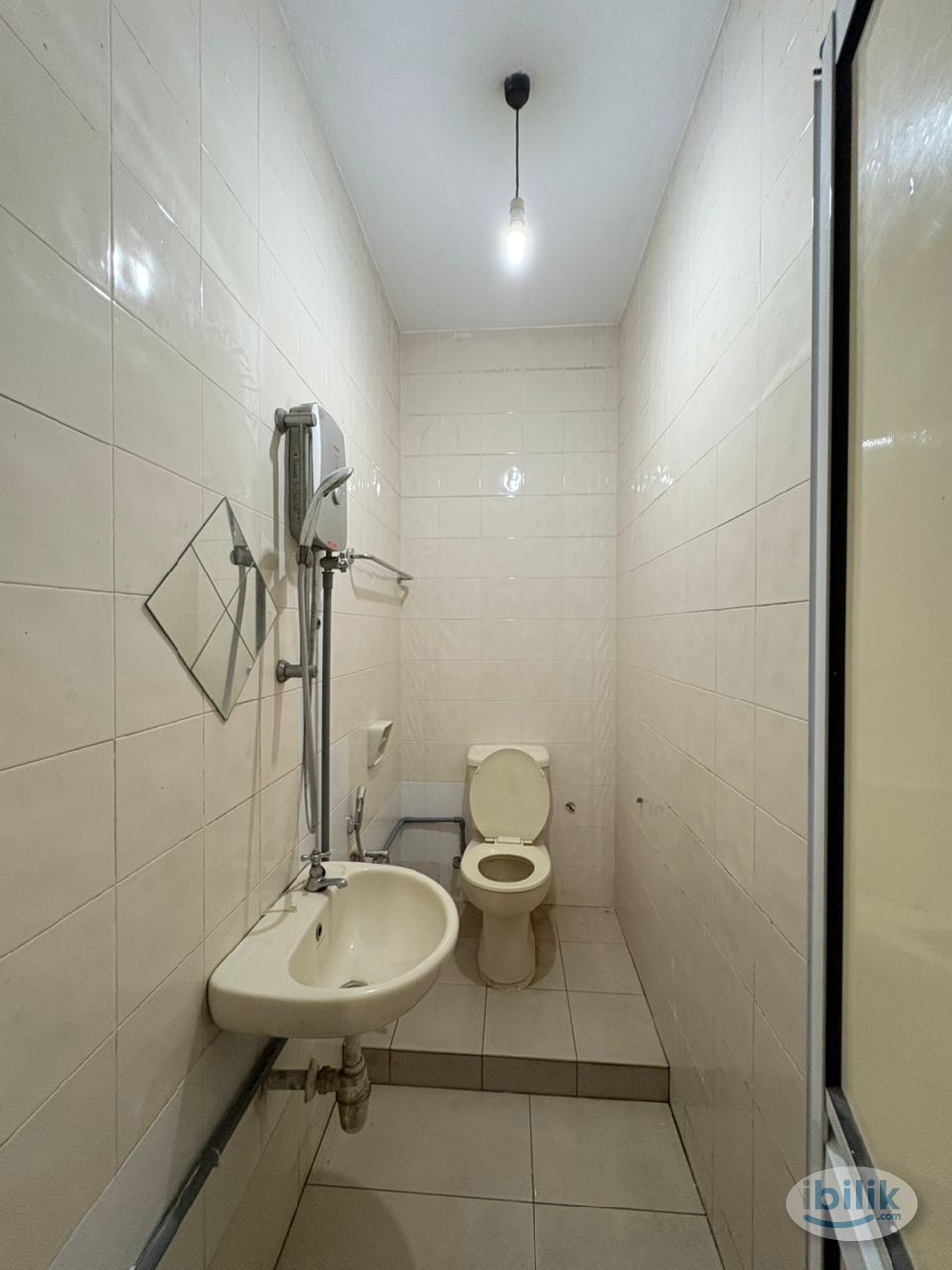 Image 3 of Beauty FEMALE Unit Only 🤍 Free WiFi 🌅 Security Guarded Place - Room rental in 