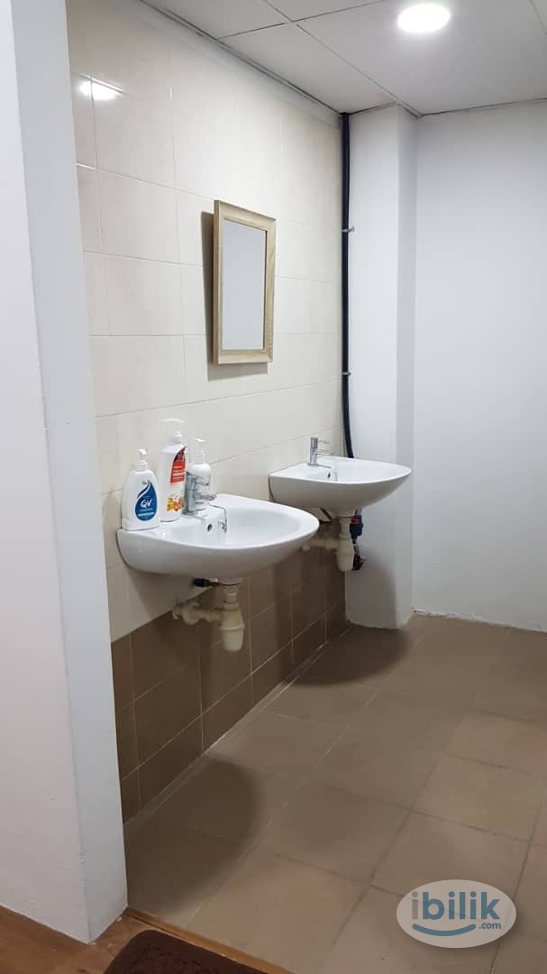 Image 4 of Chic Rahmah Room for the Budget Conscious - walk to USJ7 LRT/BRT, Summit Mall, NSK USJ1, Damen Mall, Giant USJ1, MyDin, KESAS, NPE, Sports, FnBs - Room rental in 