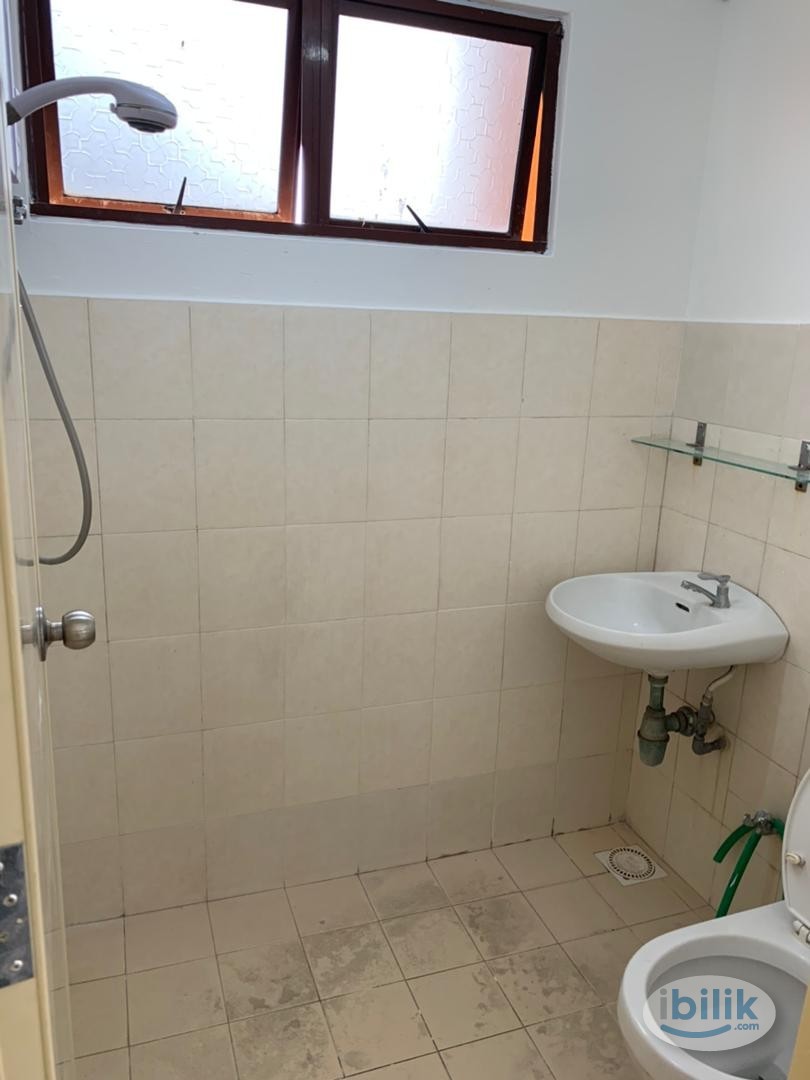 Image 2 of Middle Room at Palm Spring, Kota Damansara`` - Room rental in 