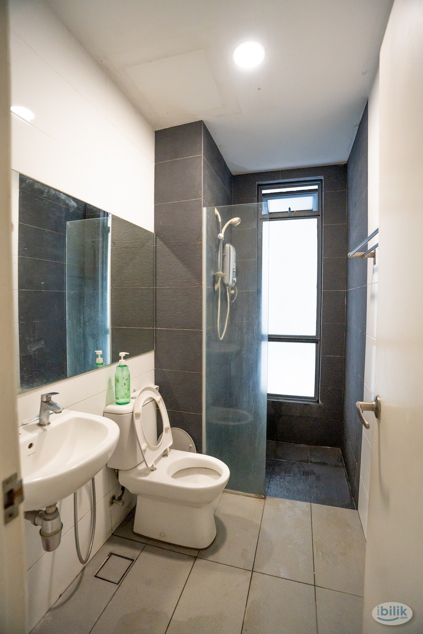 Image 4 of [Ready to Move in for 2 pax] Master Room with Bathroom at Paramount Utropolis @ Glenmarie, Shah Alam - Room rental in 