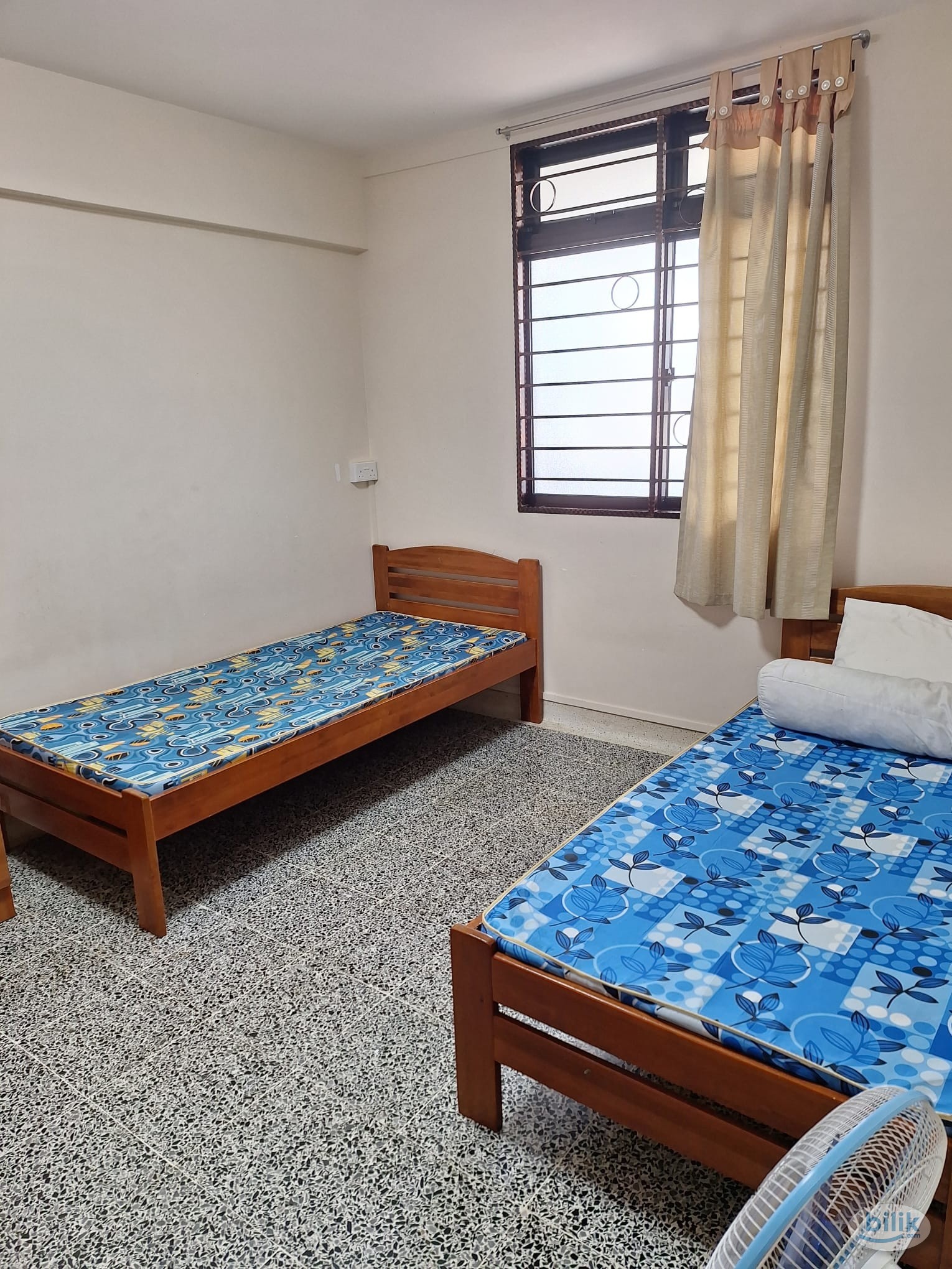 Image 1 of 2 or 3 female room - Room rental in 