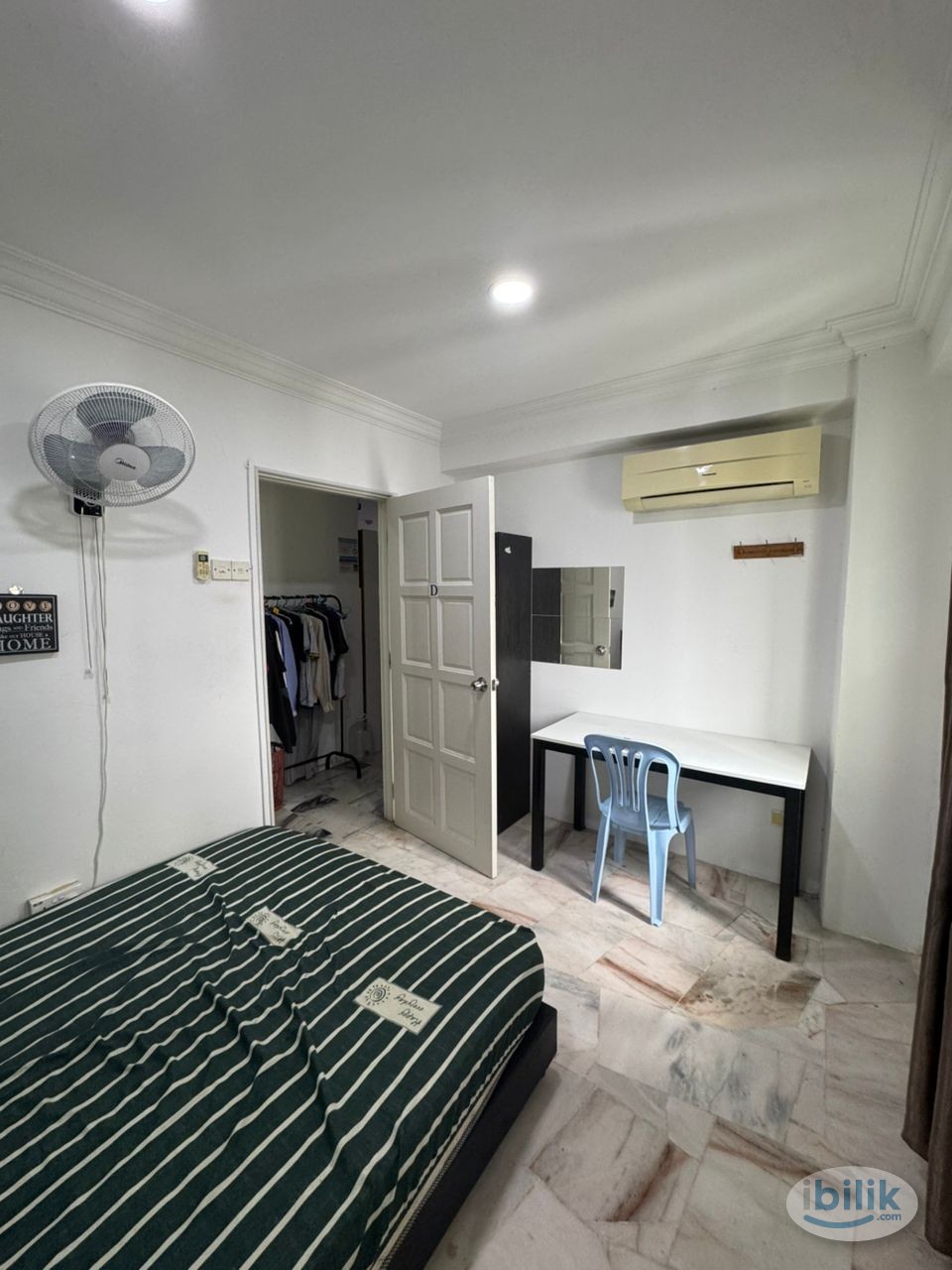 Image 1 of Middle Room at Bukit Pandan 1, Pandan - Room rental in 
