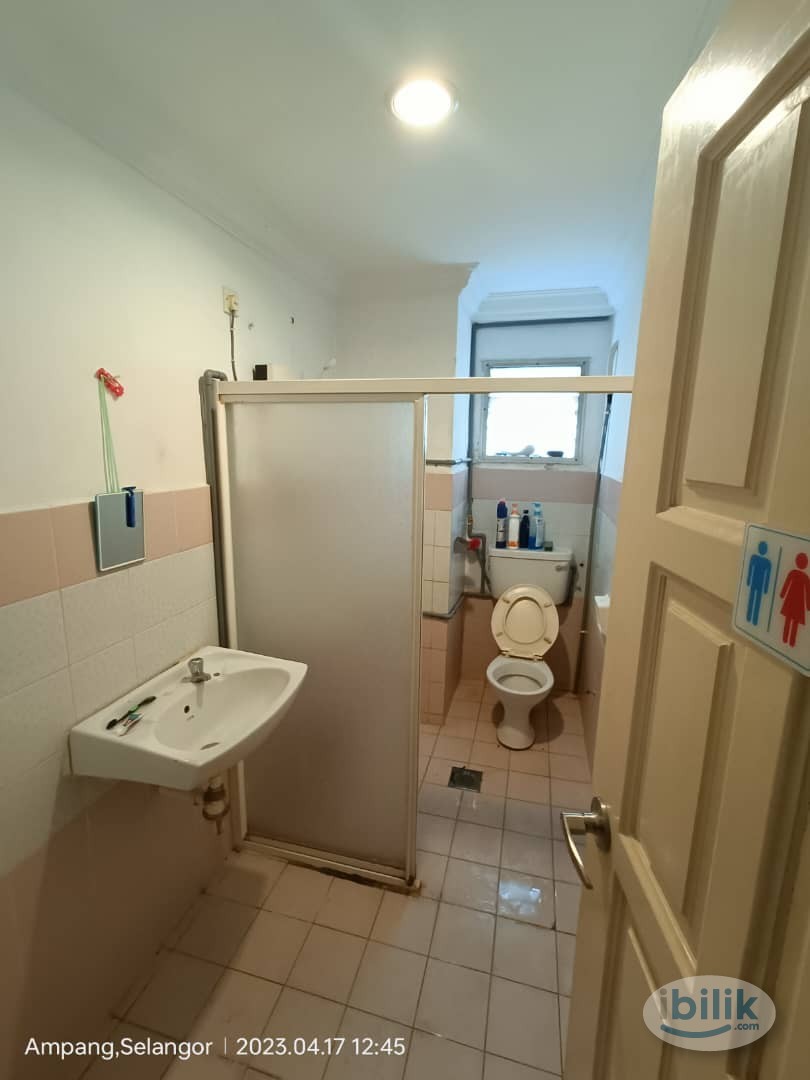 Image 3 of Middle Room at Bukit Pandan 1, Pandan - Room rental in 