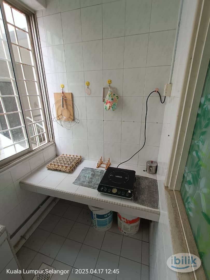 Image 4 of Middle Room at Bukit Pandan 1, Pandan - Room rental in 
