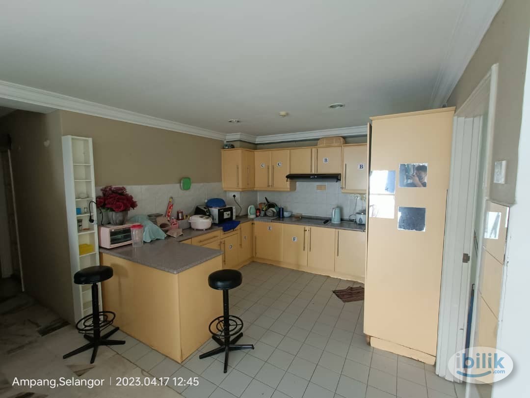 Image 5 of Middle Room at Bukit Pandan 1, Pandan - Room rental in 