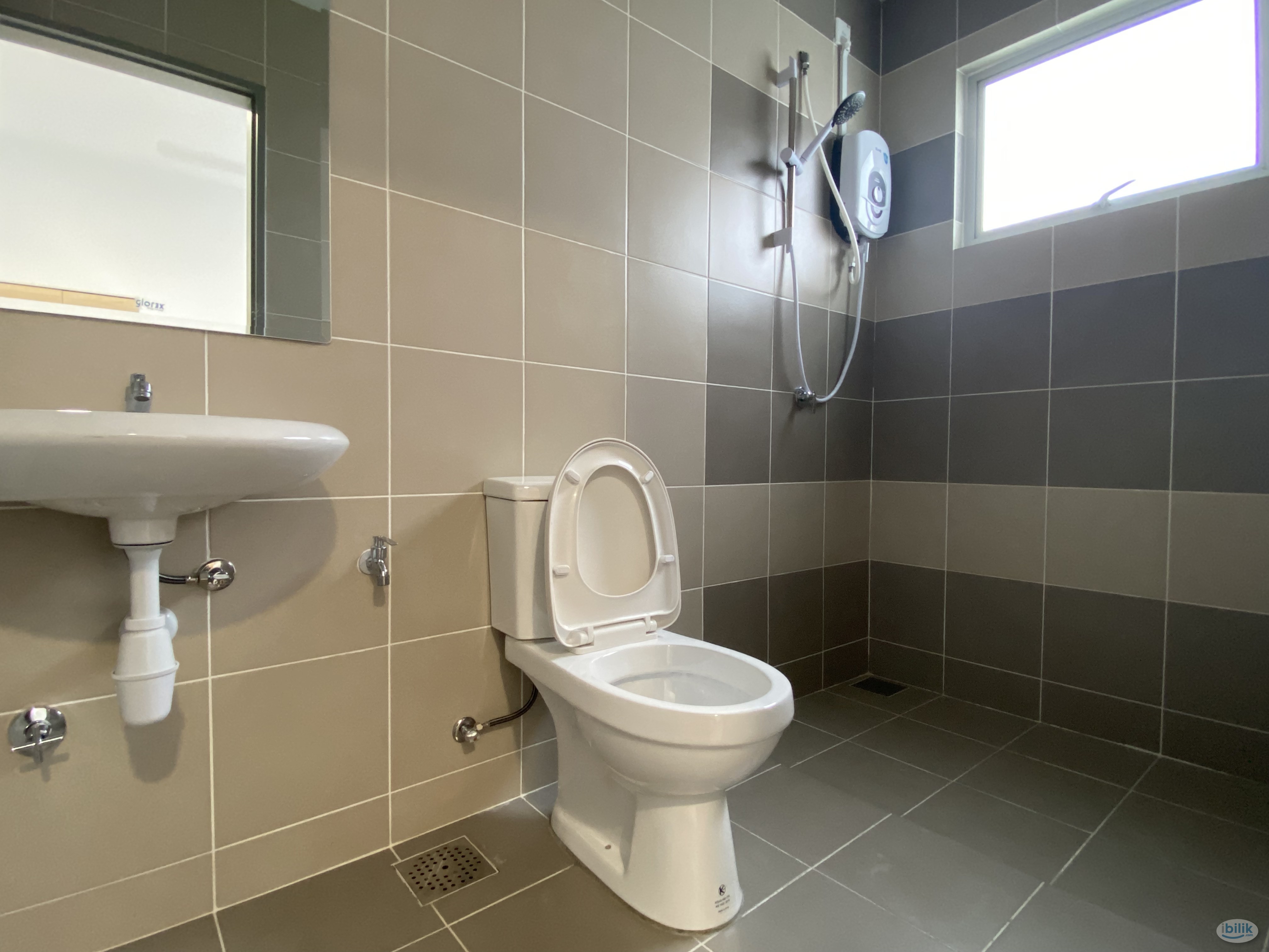 Image 4 of Middle Room near LRT Bangsar - Room rental in 
