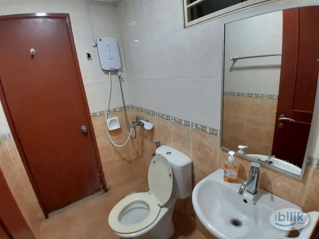 Image 3 of [Putra Height Landed House] August Vacant! Medium Room with Balcony Rent Near Giant, LRT - Room rental in 