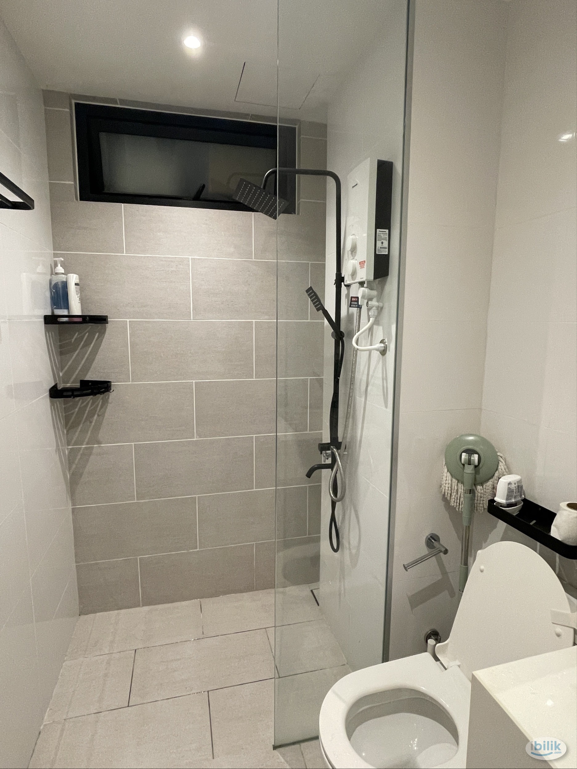 Image 2 of Middle Room at Vertu Resort, Simpang Ampat - Room rental in 
