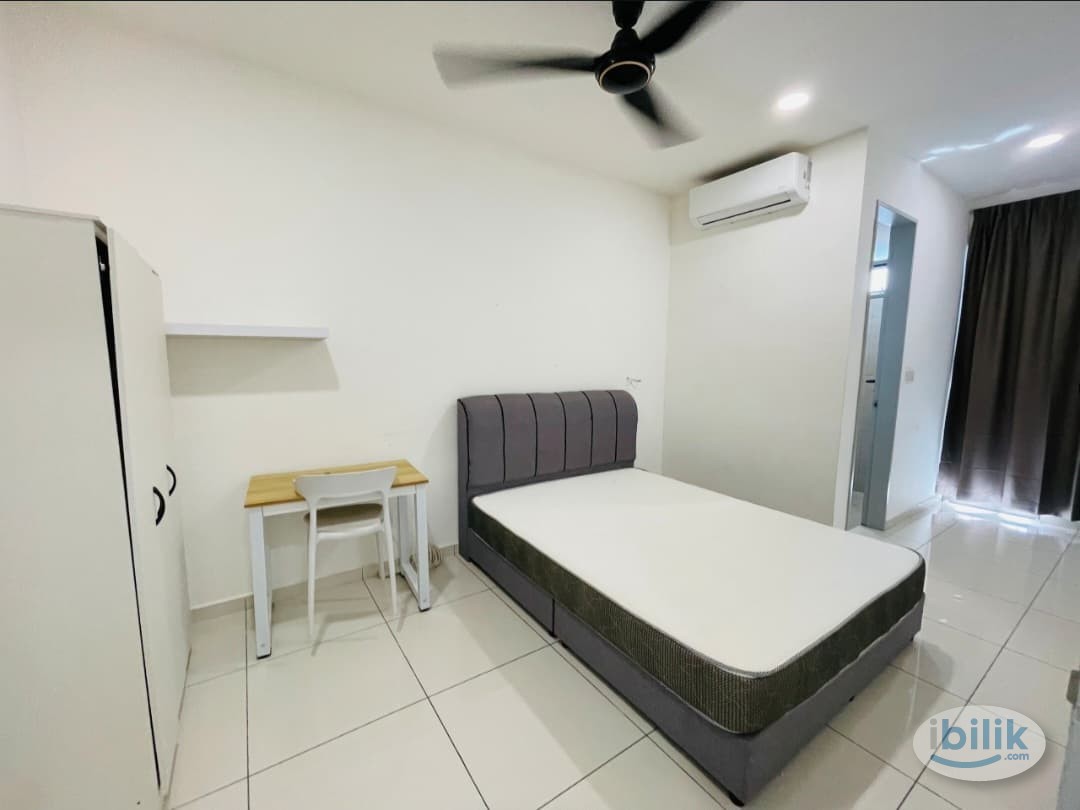 Image 1 of Master Room w Balcony & Private Bathroom, The Platz Setaak - Room rental in 