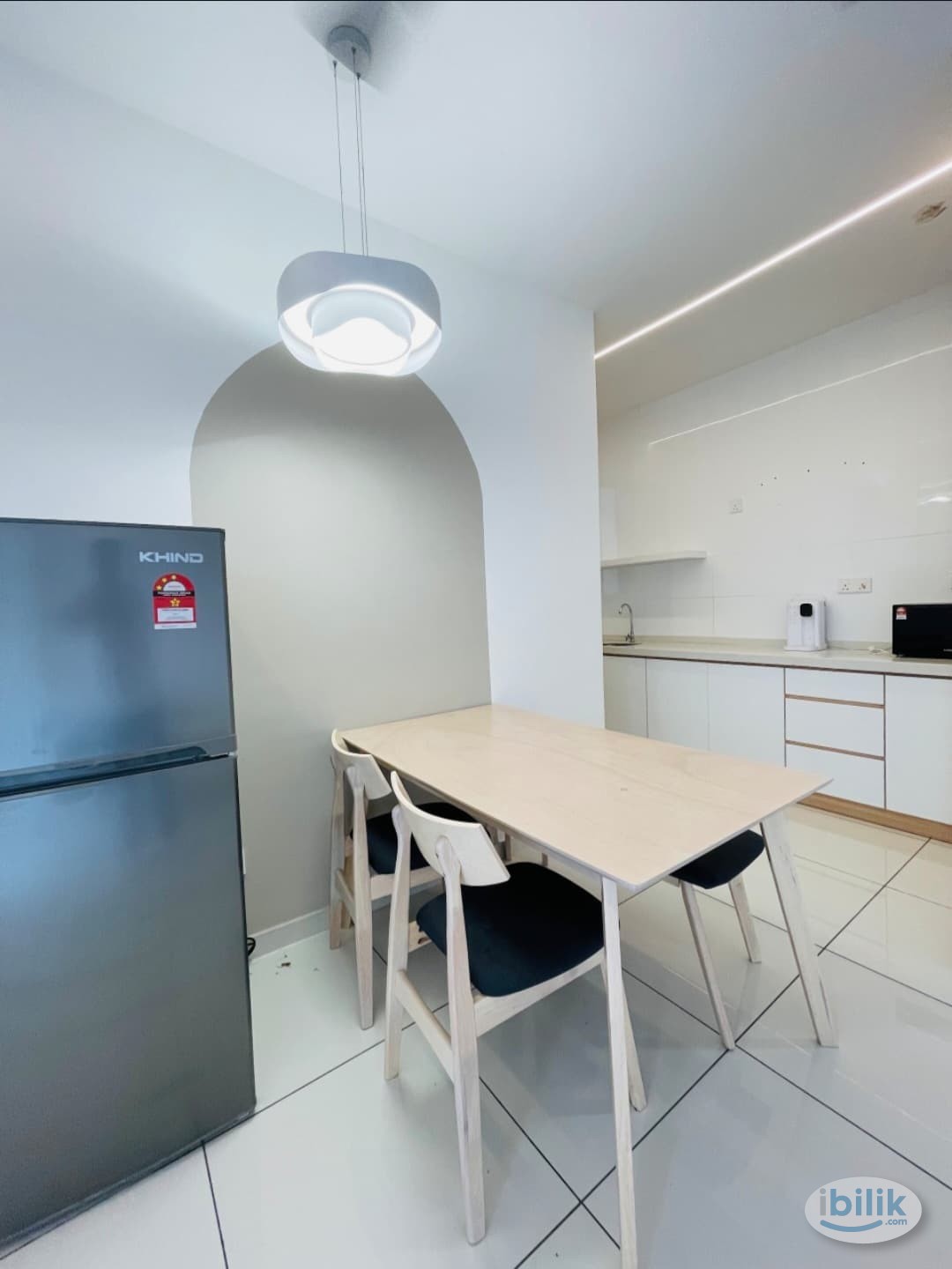 Image 2 of Master Room w Balcony & Private Bathroom, The Platz Setaak - Room rental in 