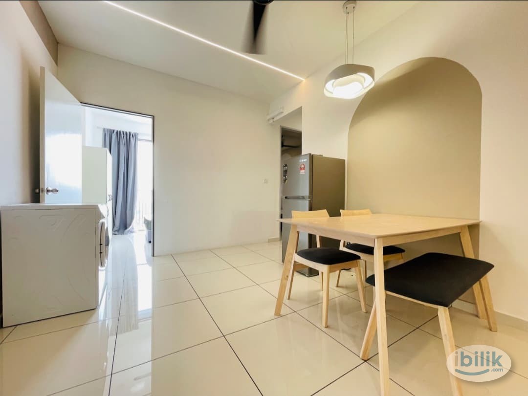 Image 3 of Master Room w Balcony & Private Bathroom, The Platz Setaak - Room rental in 