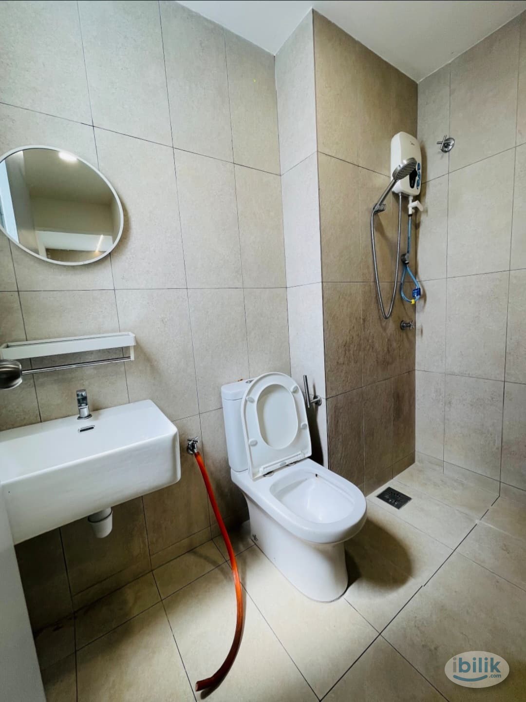Image 5 of Master Room w Balcony & Private Bathroom, The Platz Setaak - Room rental in 