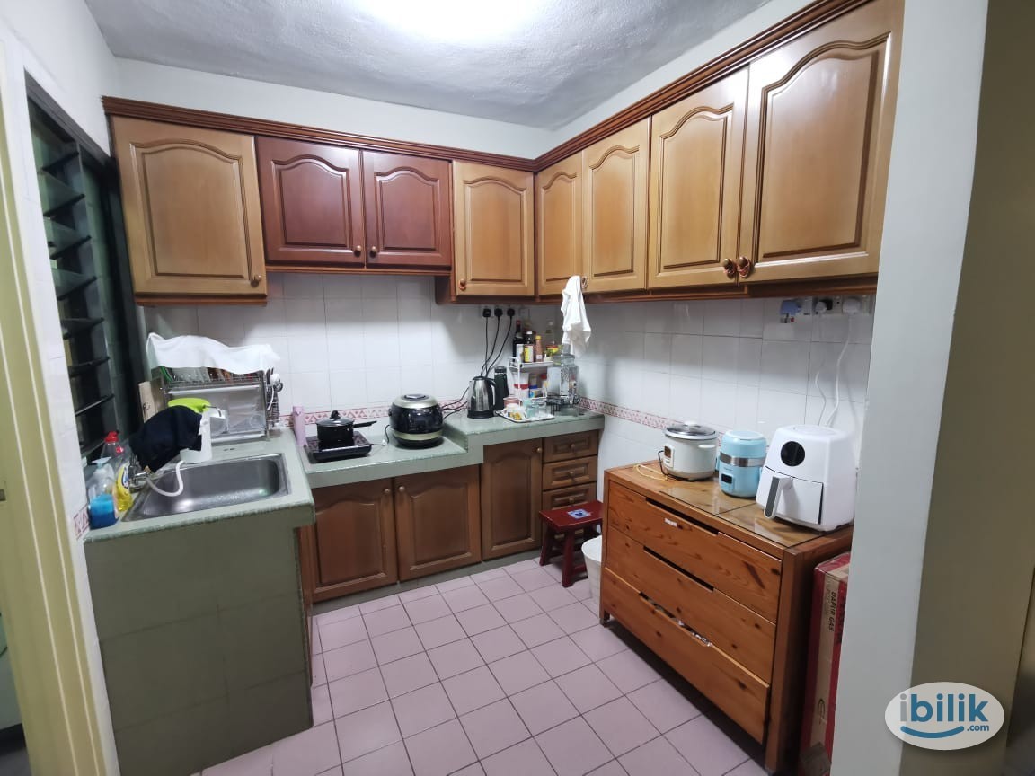 Image 1 of Middle Room at Bangsar Permai, Bangsar - Room rental in 