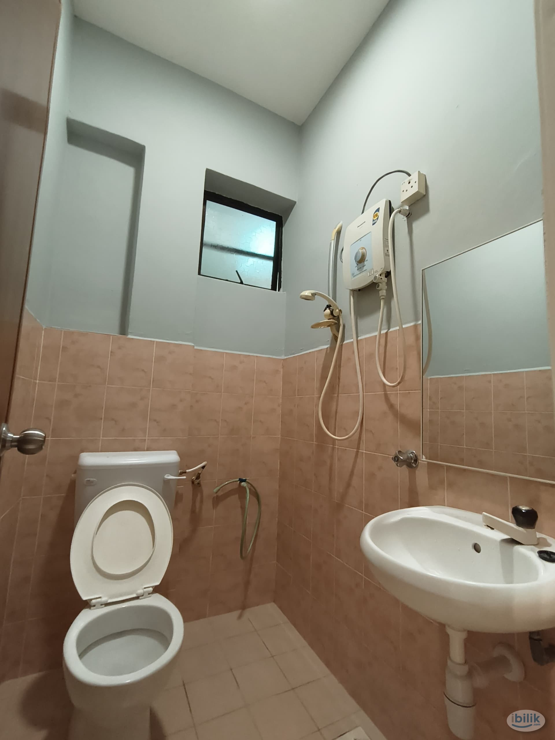 Image 3 of Middle Room at Taman Bukit Beruang Utama, Bukit Beruang - Room rental in 