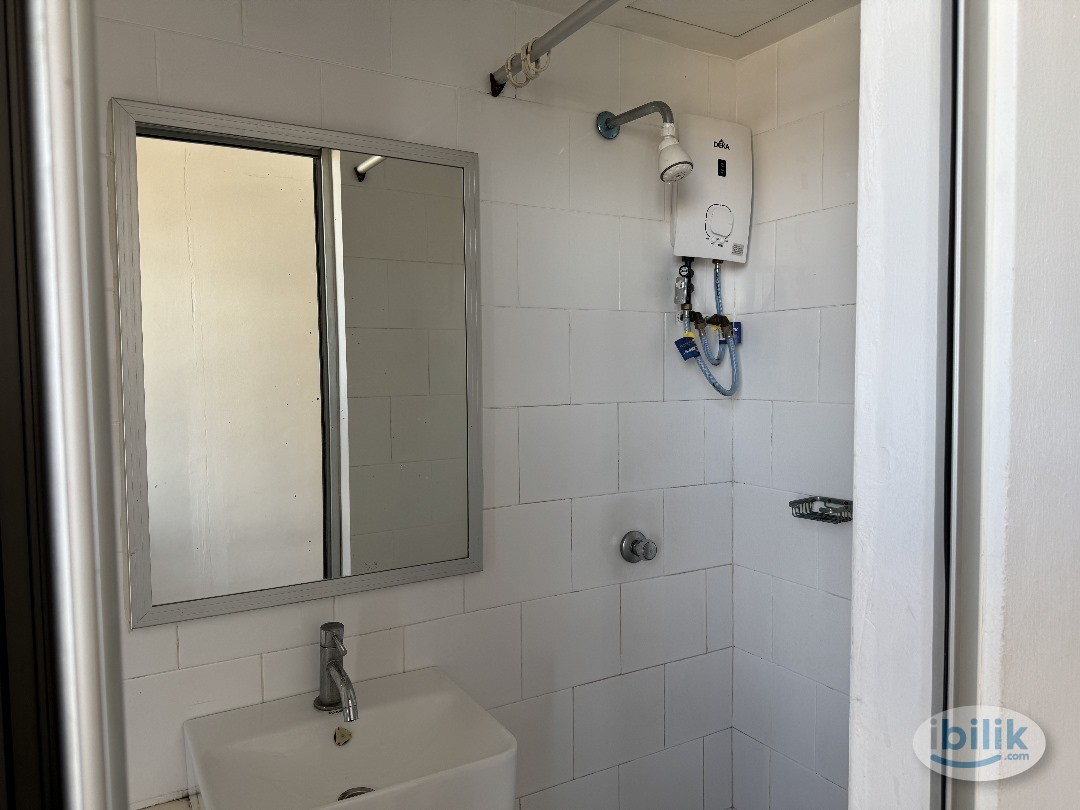 Image 3 of Queen bed @ MRT CHAN SOW LIN - Room rental in 