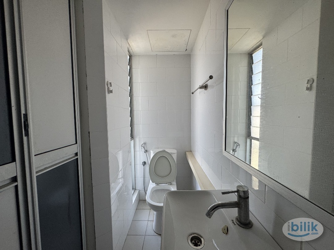 Image 4 of Queen bed @ MRT CHAN SOW LIN - Room rental in 