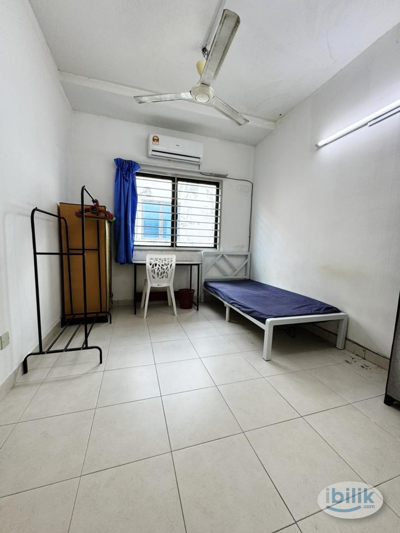 Image 1 of Fully Furnished Middle Room with Free Aircond🔥🛜Near Setia City Mall,Acces To Bukit Raja🌟Zero Deposit&Move In Fees🔥 - Room rental in 