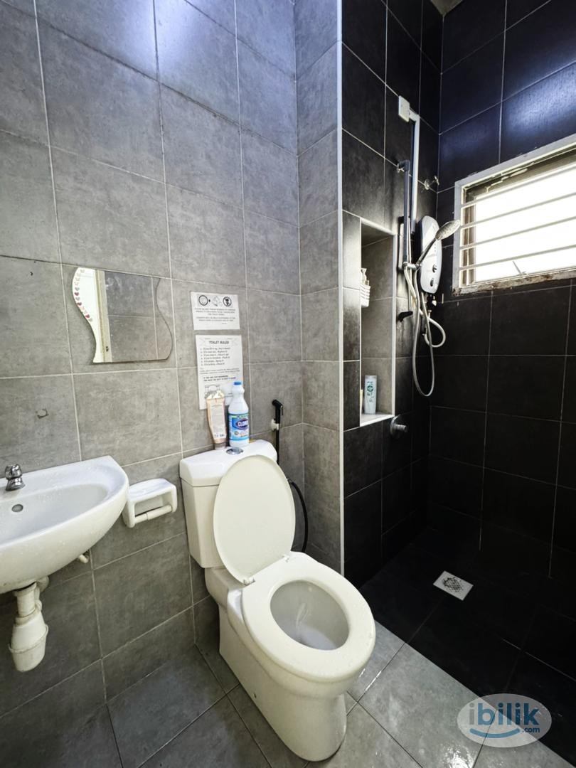 Image 4 of Fully Furnished Middle Room with Free Aircond🔥🛜Near Setia City Mall,Acces To Bukit Raja🌟Zero Deposit&Move In Fees🔥 - Room rental in 