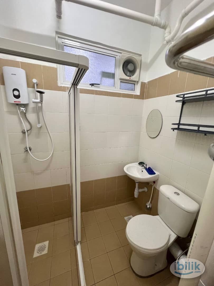Image 2 of Master Room at D'Piazza Condominium, Bayan Baru - Room rental in 