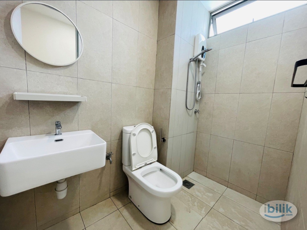 Image 4 of Kenwingston Platz Master Room w Aircon - Room rental in 