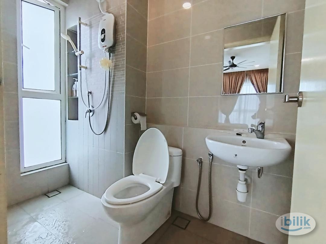 Image 2 of Master Room with private car park, near industry area and airport - Room rental in 