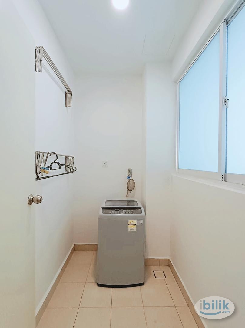 Image 3 of Master Room with private car park, near industry area and airport - Room rental in 