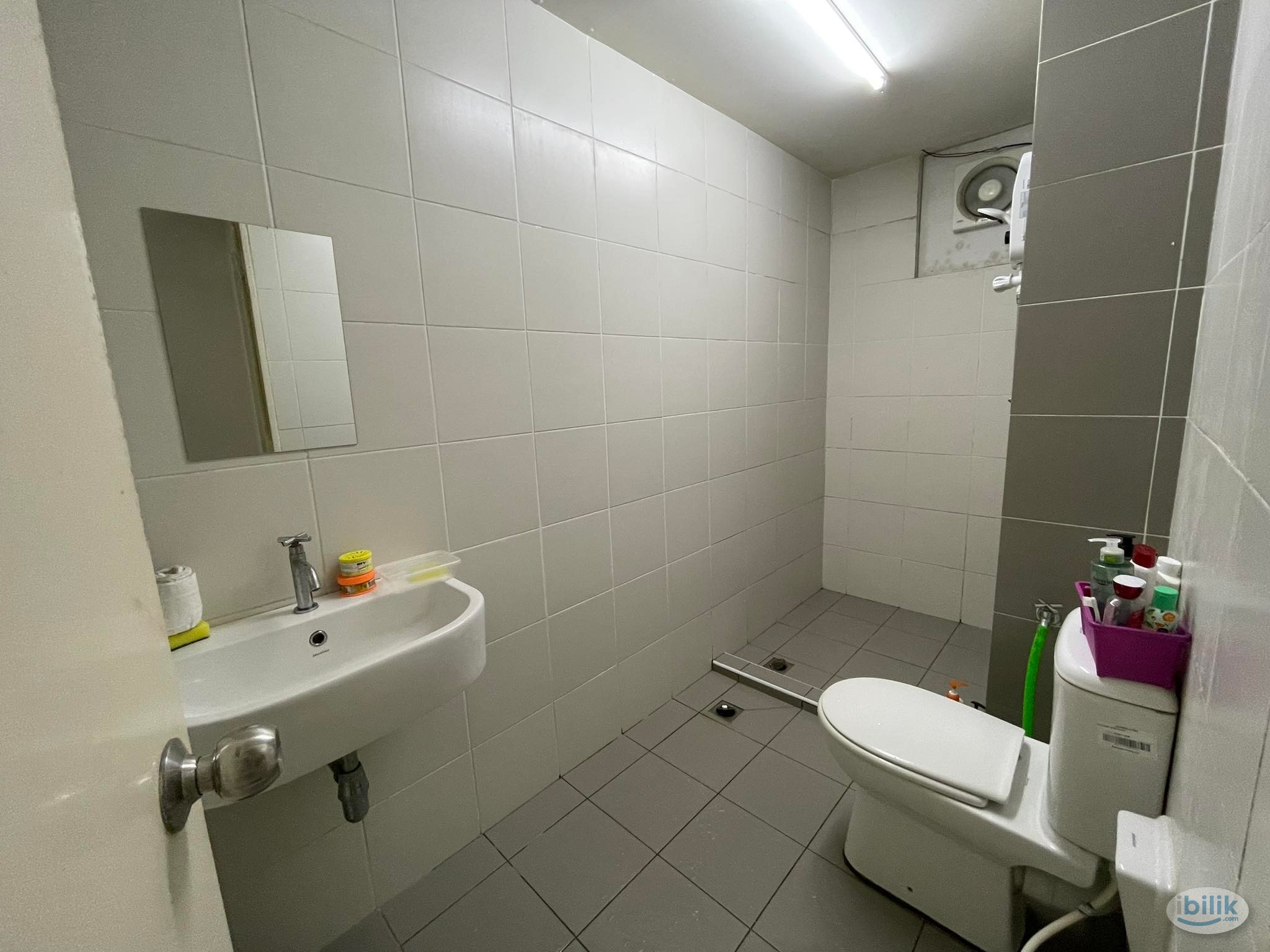 Image 3 of Middle Room at Elit Heights, Bayan Baru - Room rental in 