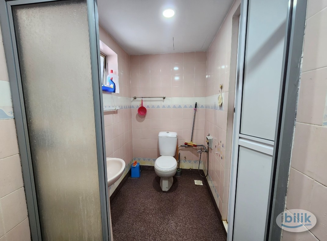 Image 4 of Master Room at Bukit Pandan 2, Pandan - Room rental in 