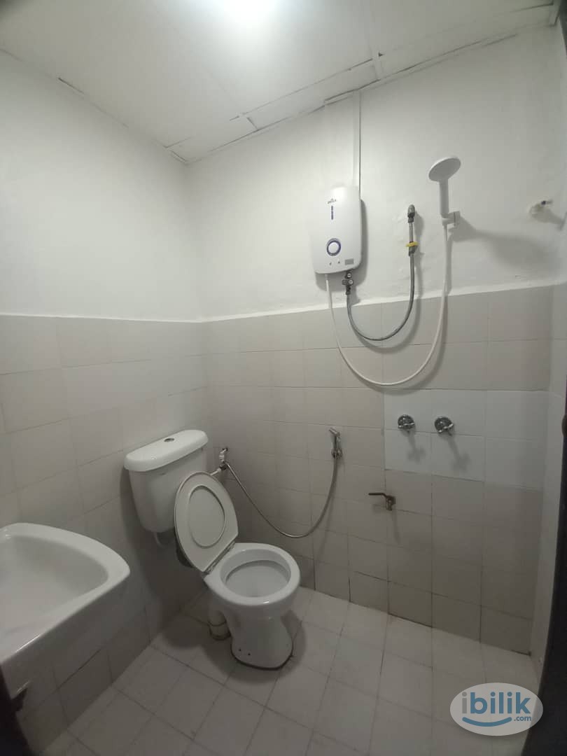 Image 2 of Middle Room at Taman Century Garden, Johor Bahru - Room rental in 