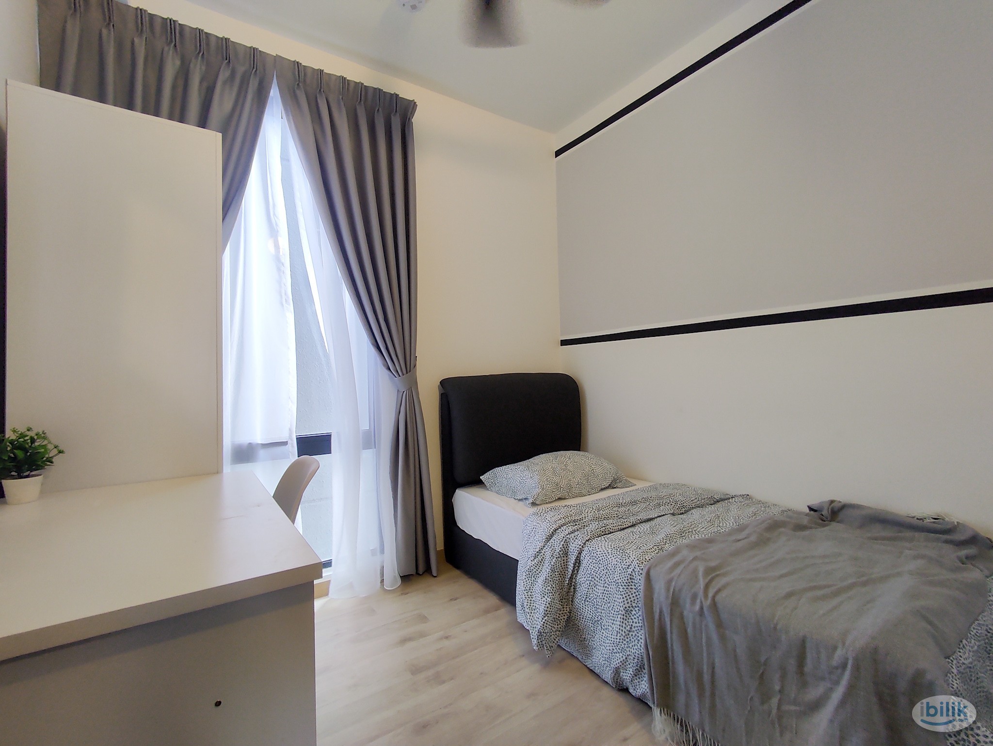 Image 1 of Mix Gender Single Room with window at emporis kota damansara - Room rental in 