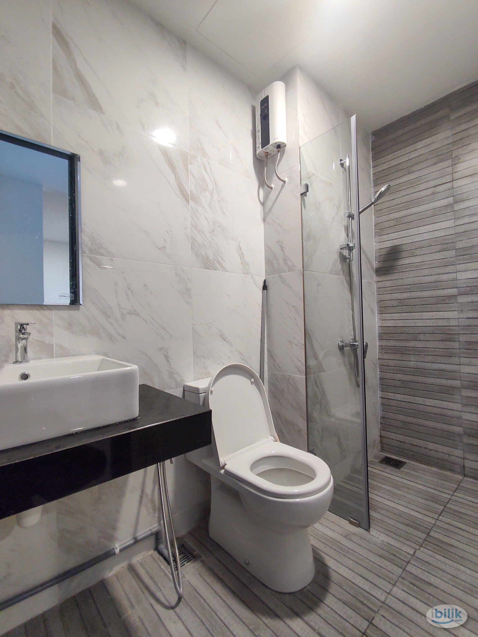 Image 5 of Mix Gender Single Room with window at emporis kota damansara - Room rental in 
