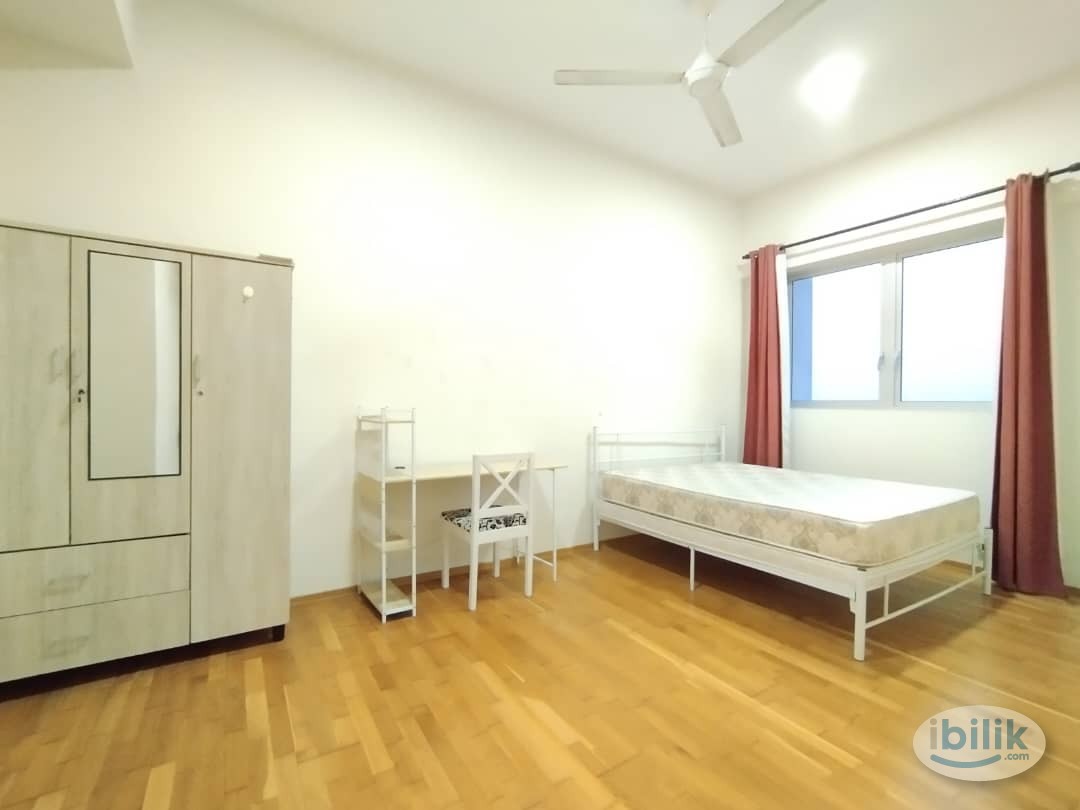 Image 2 of *Female Only* Master Room with Nice Lake View - Room rental in 