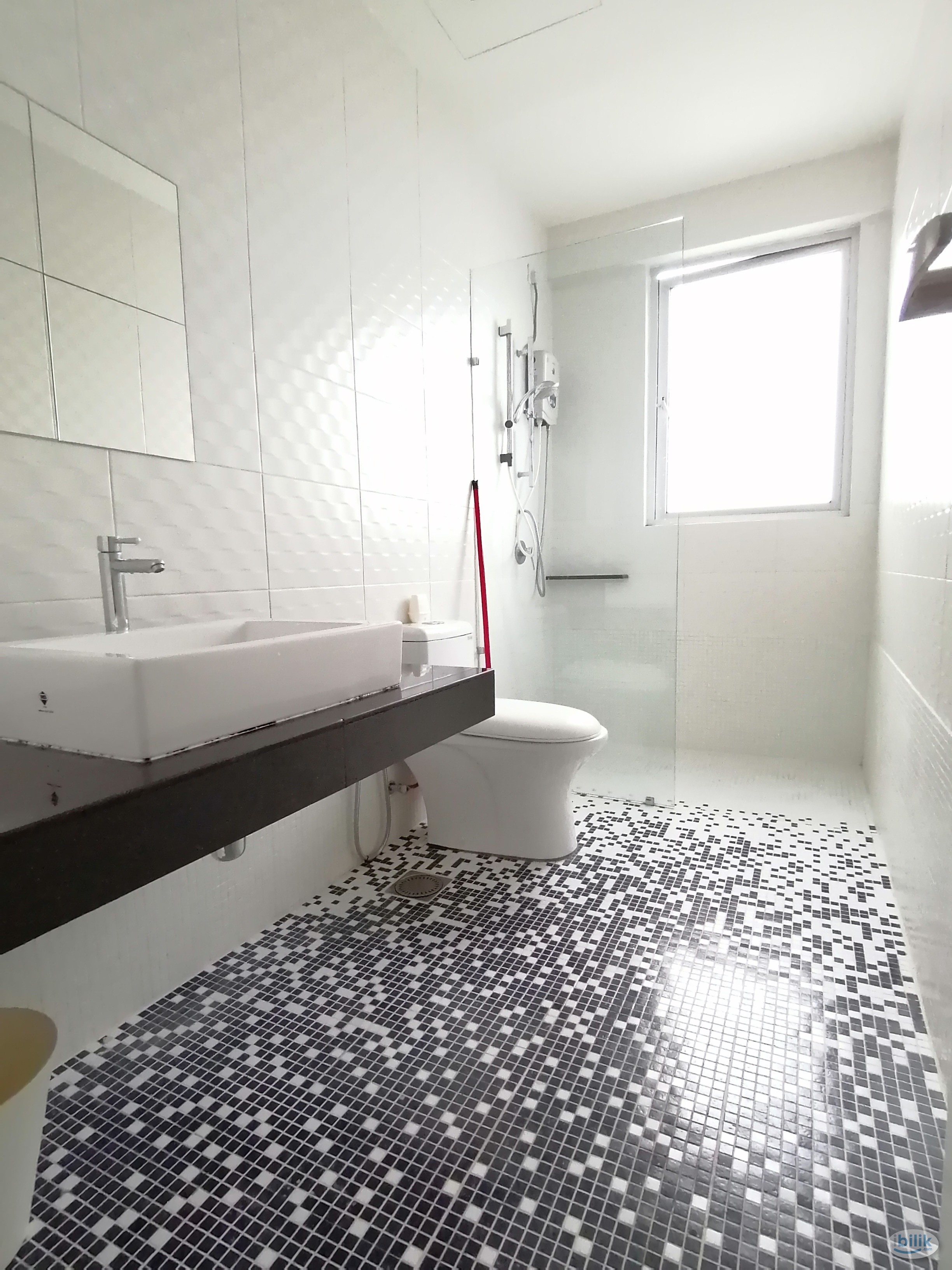 Image 3 of *Female Only* Master Room with Nice Lake View - Room rental in 