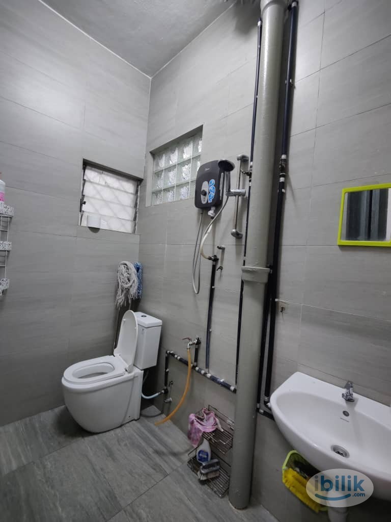 Image 1 of ⭐Free-Parking ⭐Landed House near Glomac⭐Middle Room at Glomac Centro, Bandar Utama - Room rental in 