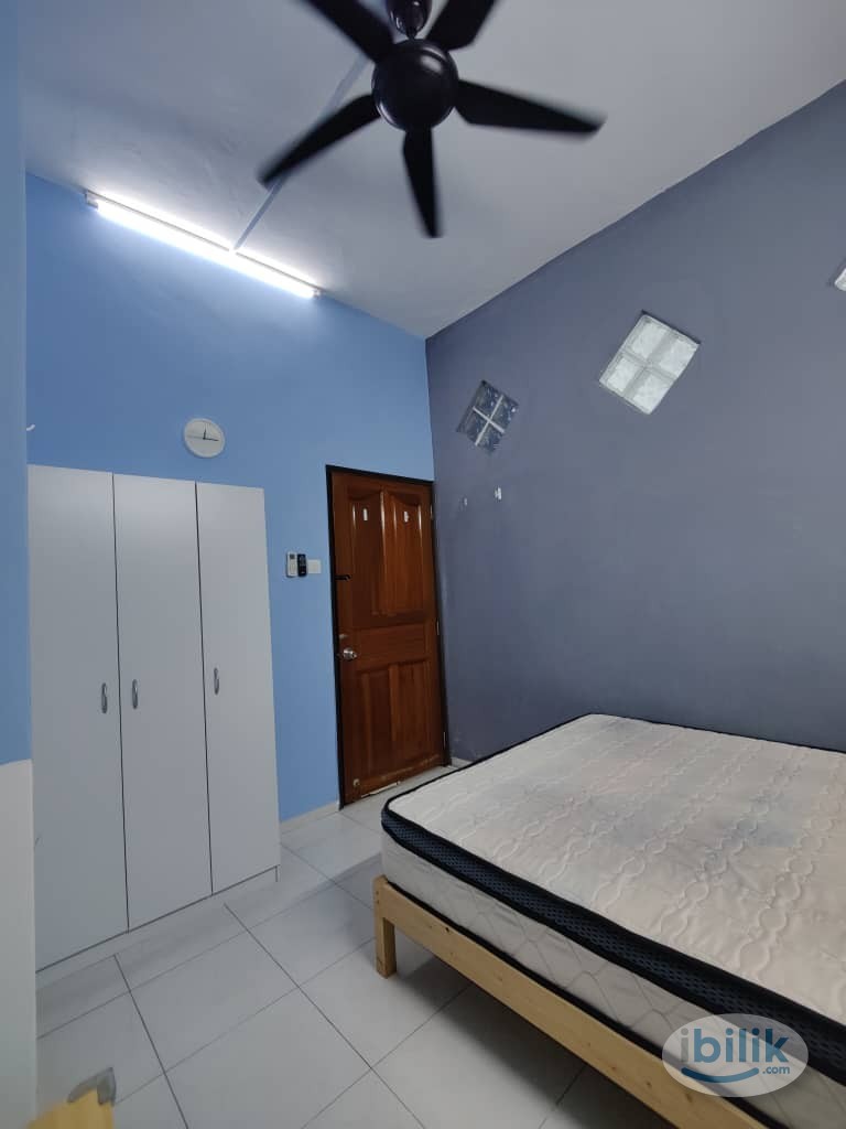 Image 2 of ⭐Free-Parking ⭐Landed House near Glomac⭐Middle Room at Glomac Centro, Bandar Utama - Room rental in 