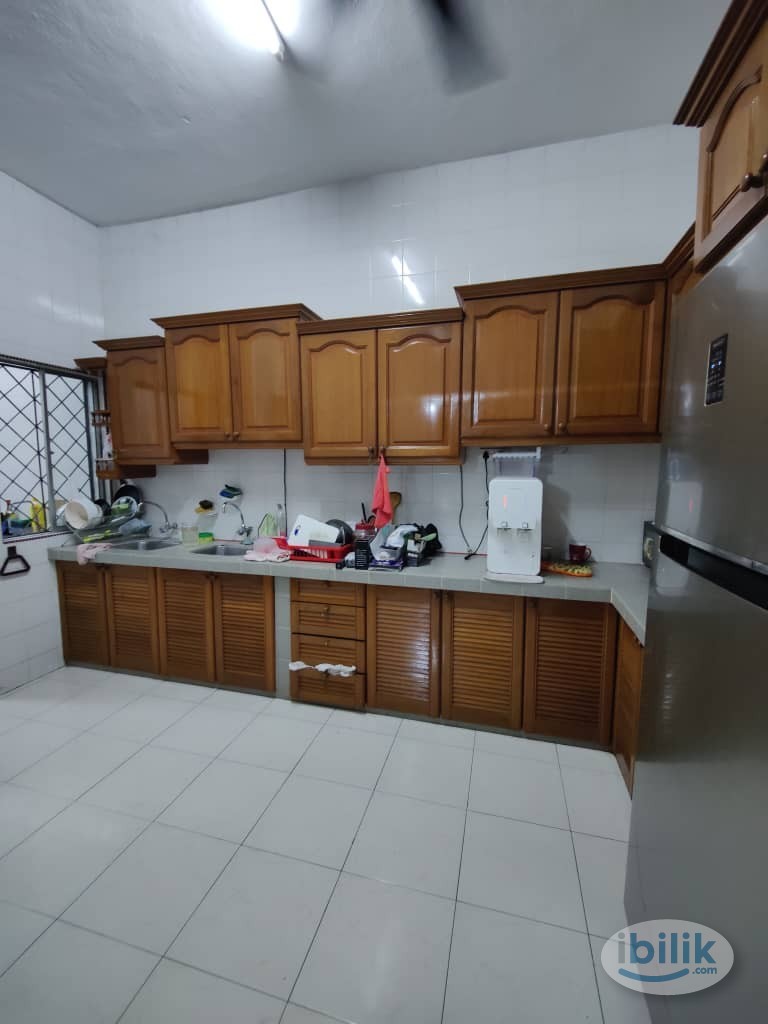 Image 4 of ⭐Free-Parking ⭐Landed House near Glomac⭐Middle Room at Glomac Centro, Bandar Utama - Room rental in 