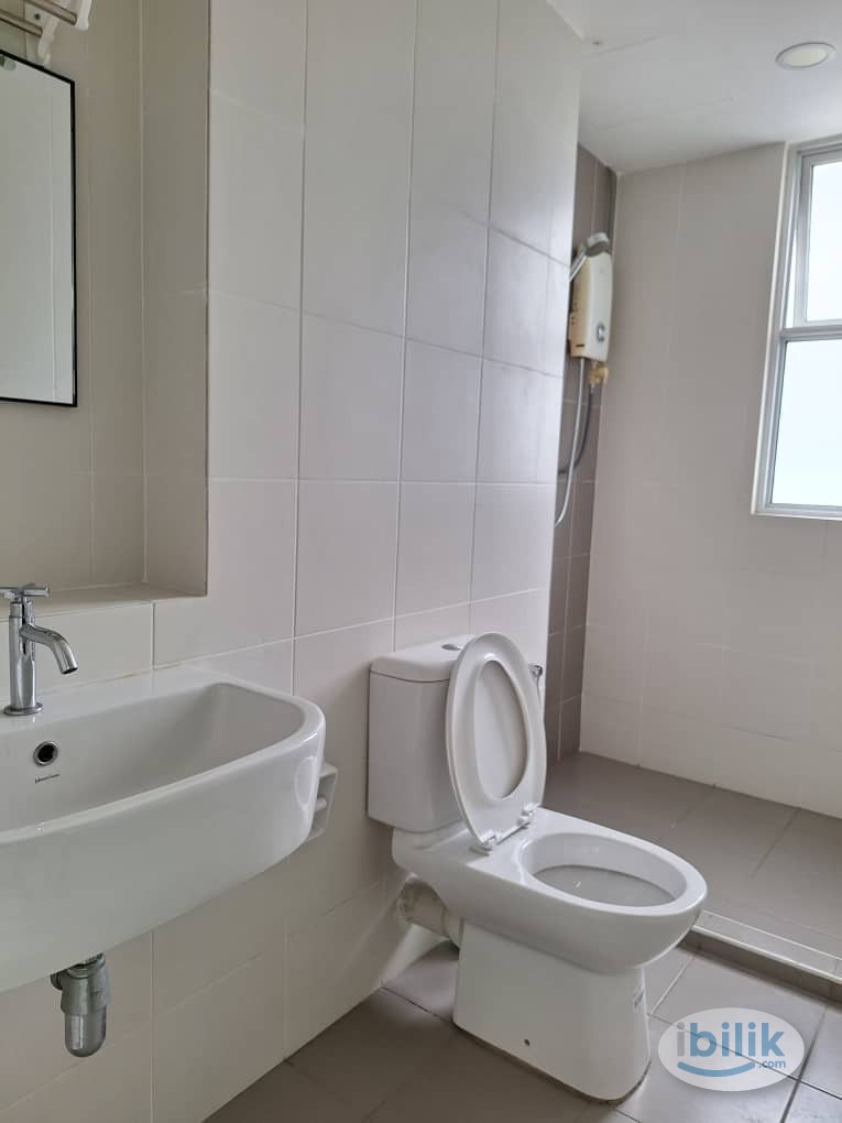 Image 2 of Master Room at Elit Heights, Bayan Baru - Room rental in 