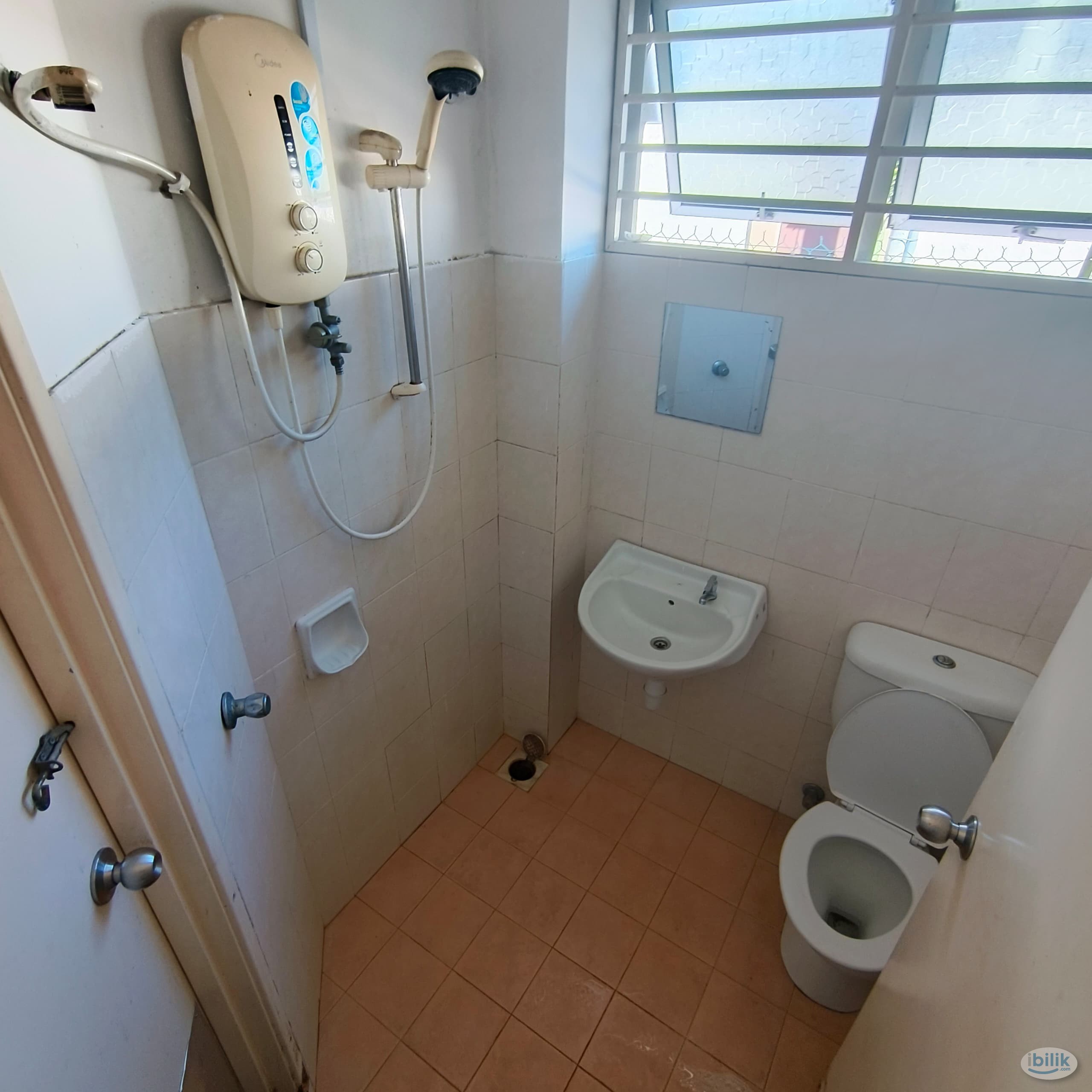 Image 2 of LOW DEPOSIT 📣 MIDDLE ROOM IN BU 4, READY TO MOVE IN - Room rental in 