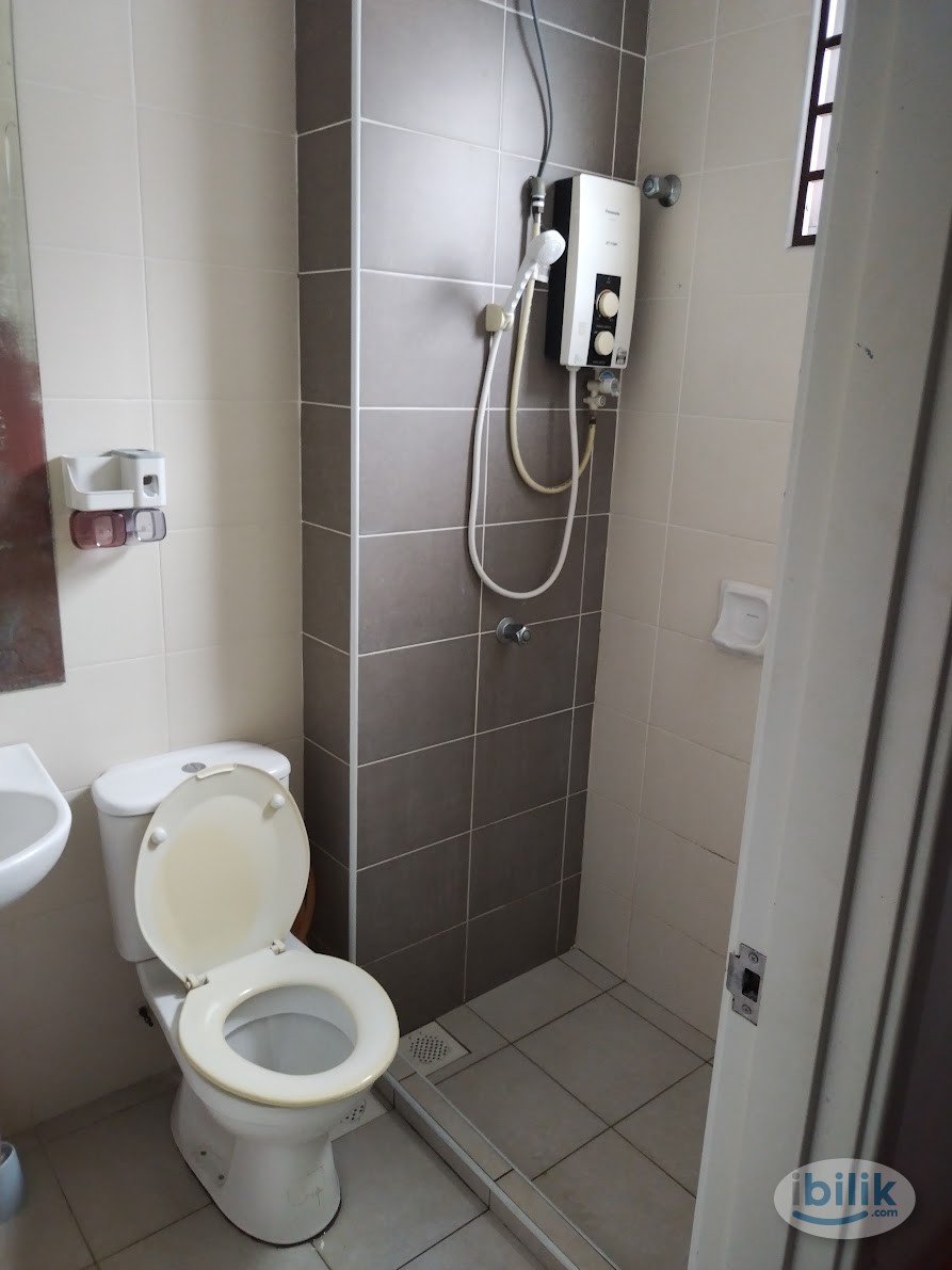 Image 4 of Gated&Guarded Taman Private Toilet Middle Room at Kemuning Utama, Kota Kemuning - Room rental in 