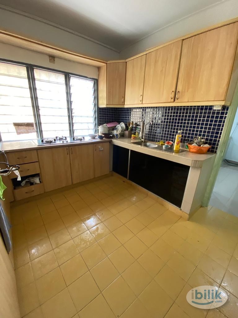 Image 3 of Large, Comfy, Super Convenient Location, Middle Room at Jln Limau Manis, Bangsar, KL - Room rental in 