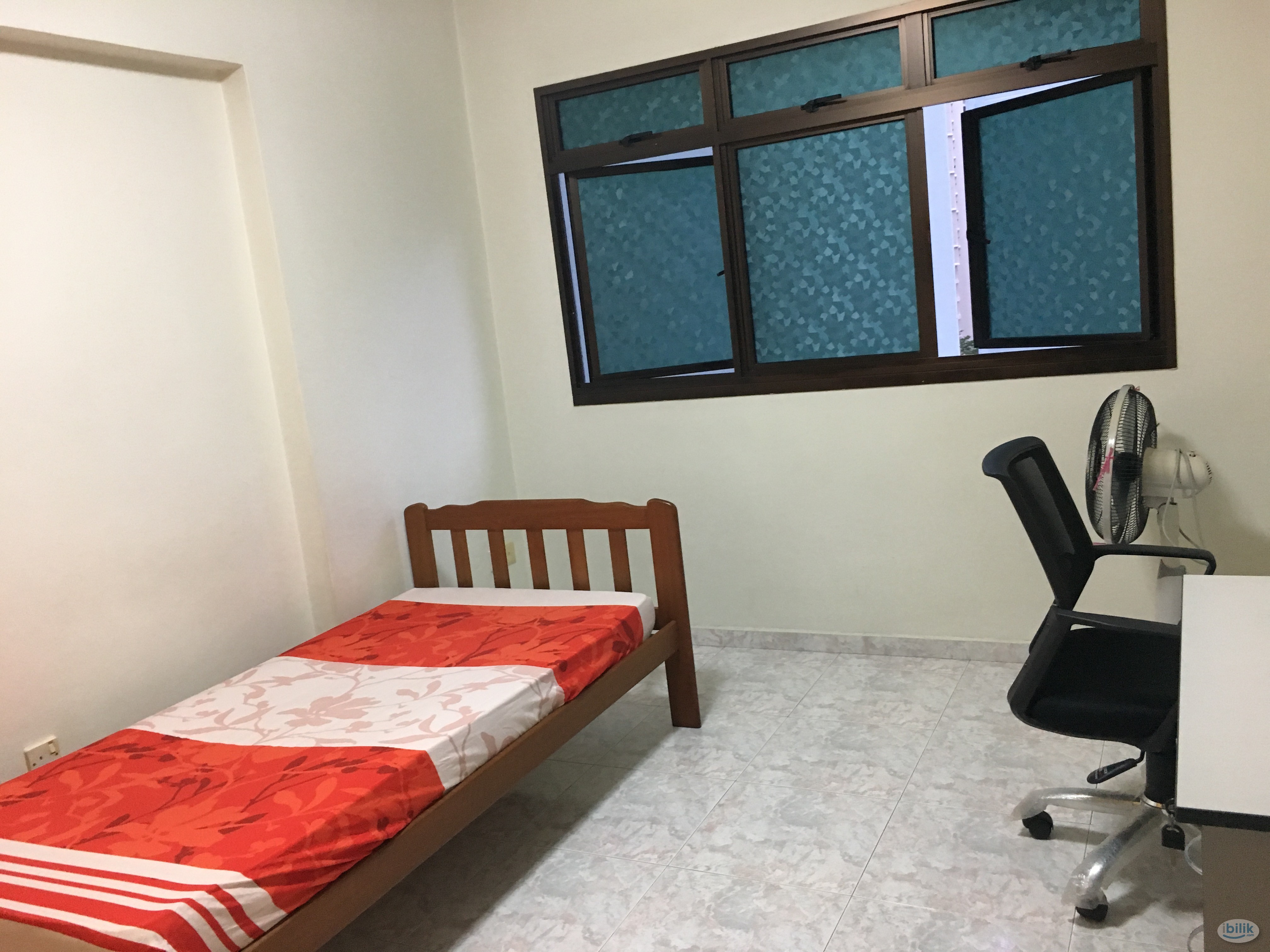 Image 1 of Middle Room at Tiong Bahru, Central Area - Room rental in 