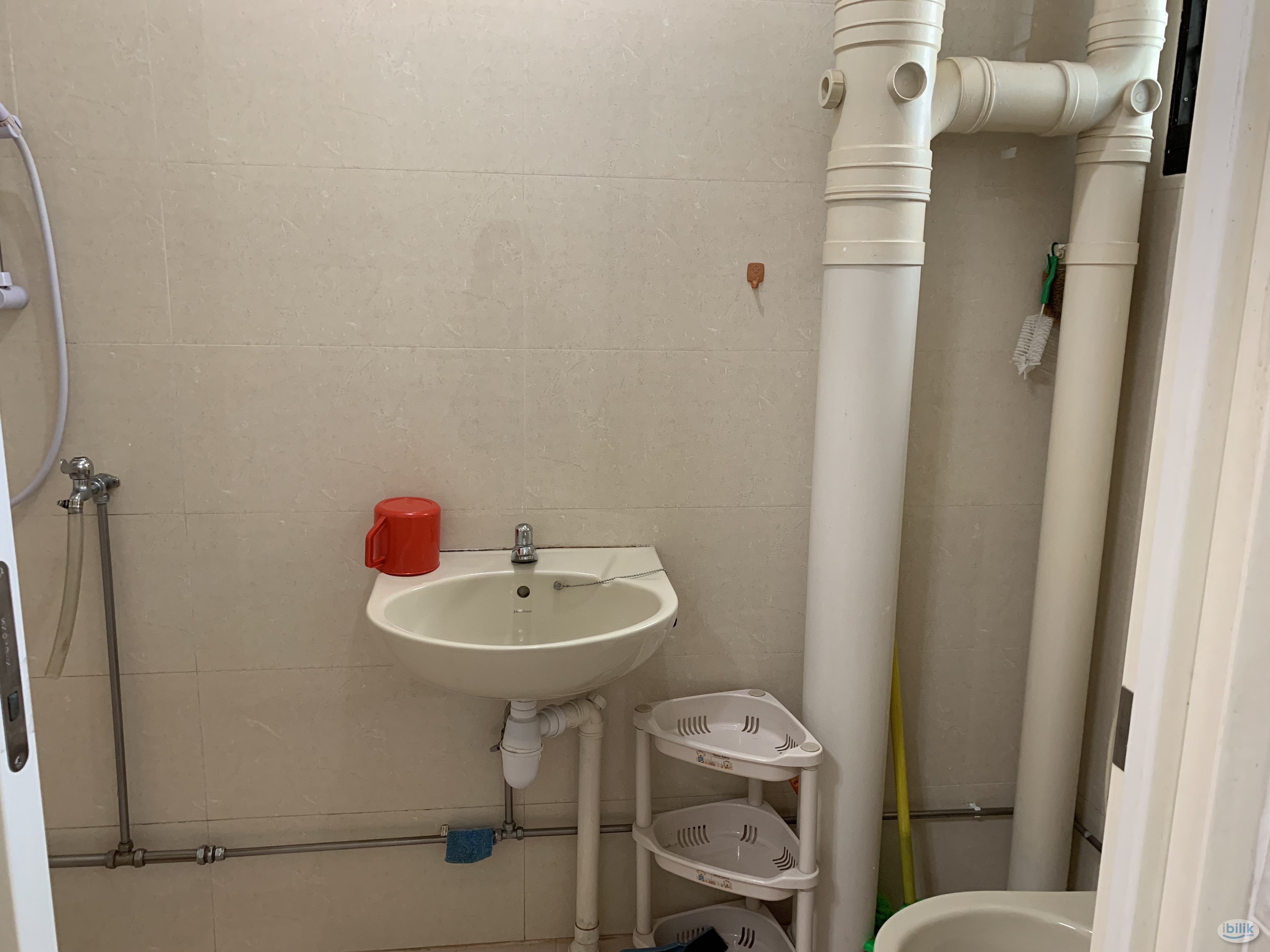 Image 3 of Middle Room at Tiong Bahru, Central Area - Room rental in 