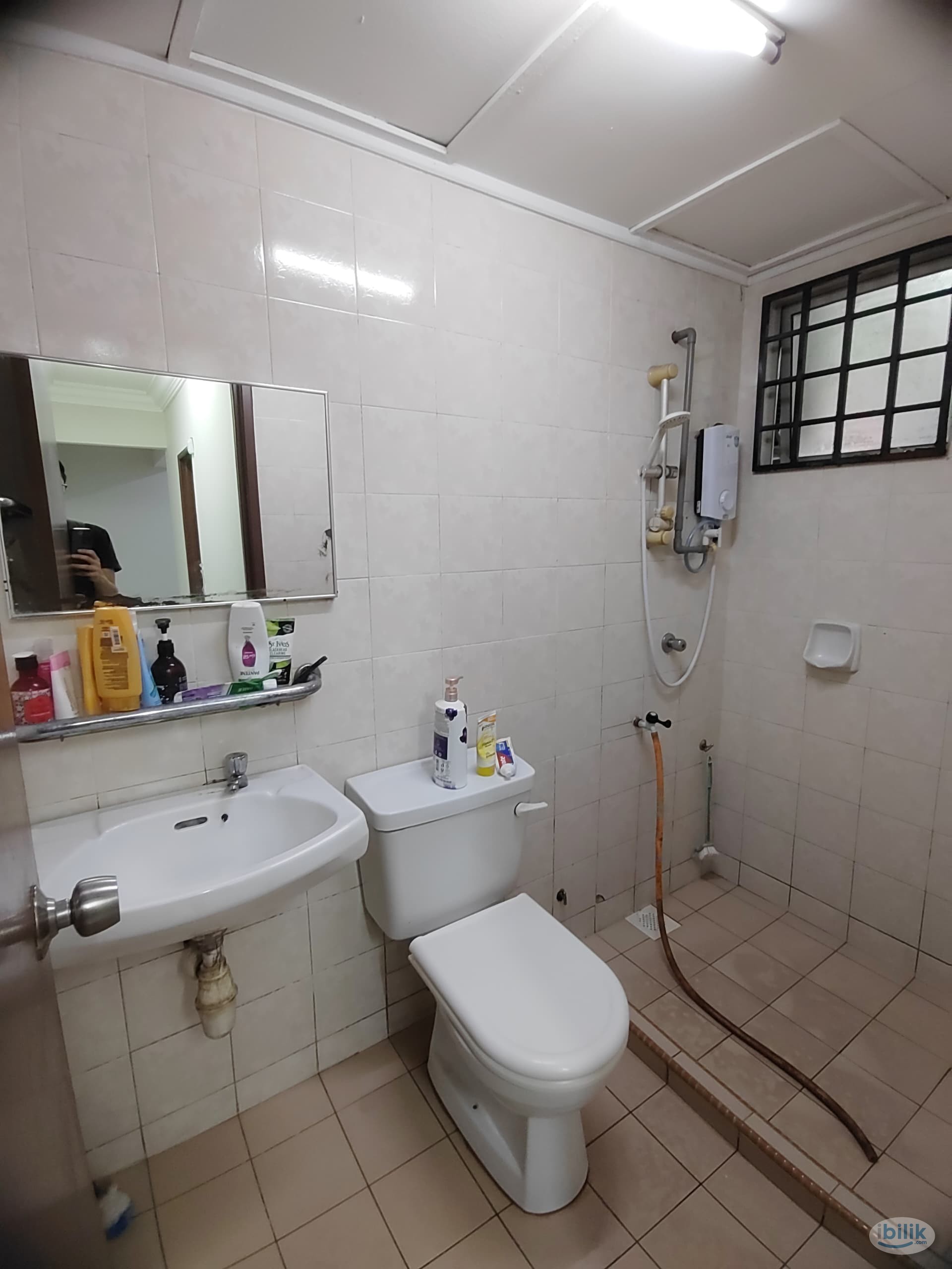 Image 3 of Medium Room with Aircond @ Ara Damansara ，5 Min Walk To LRT,Near to Grocery shop,Mall, Subang Airport - Room rental in 