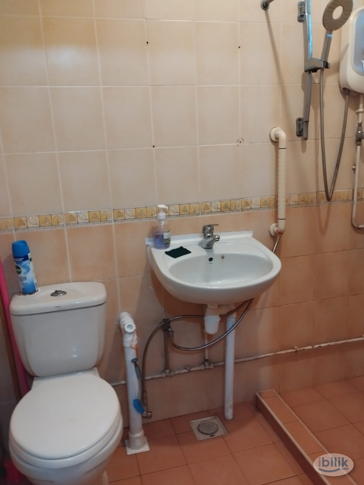 Image 4 of No agent fee: A Big Common Room available @ a HDB 5-Rm Square Point Block 113 Depot Road GPS Postcode 100113 wef anytime from 1st September'25 - Room rental in 