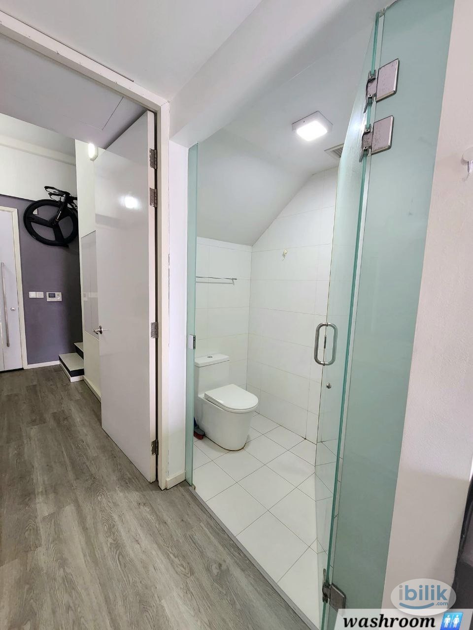 Image 4 of Master Room with on-suite Bathroom & Balcony @ Geylang Condo - Room rental in 