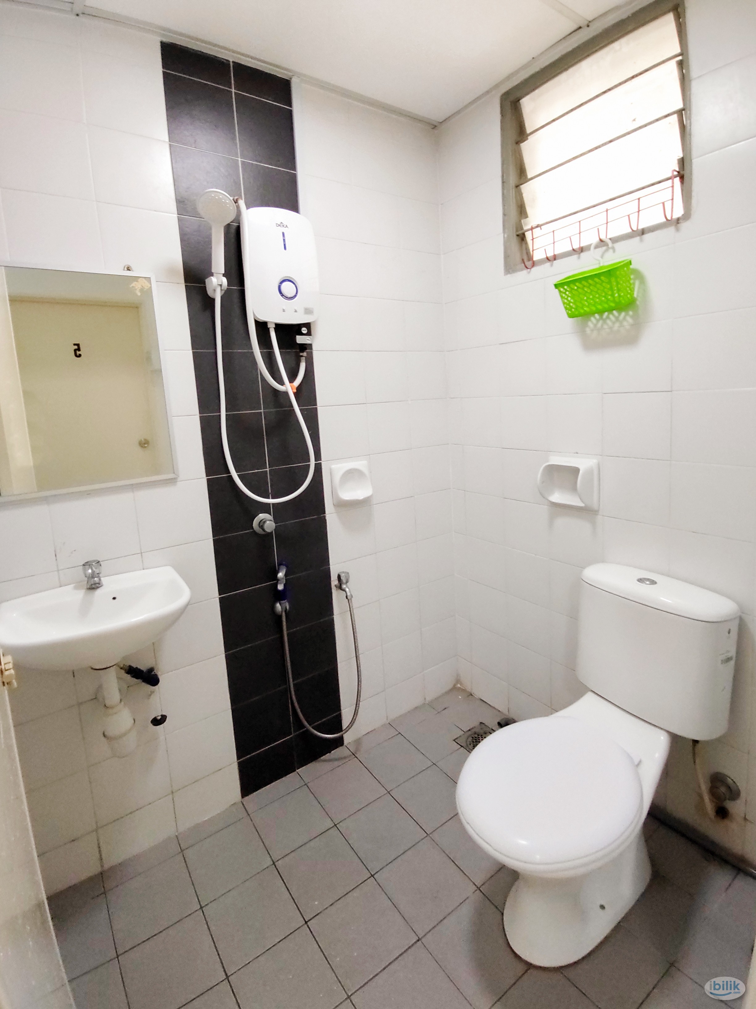 Image 4 of Near Help UNI🏫New Conditions Unit🤩Middle Queenbedroom with windows and AC located in Seri Atria Apartment - Room rental in 