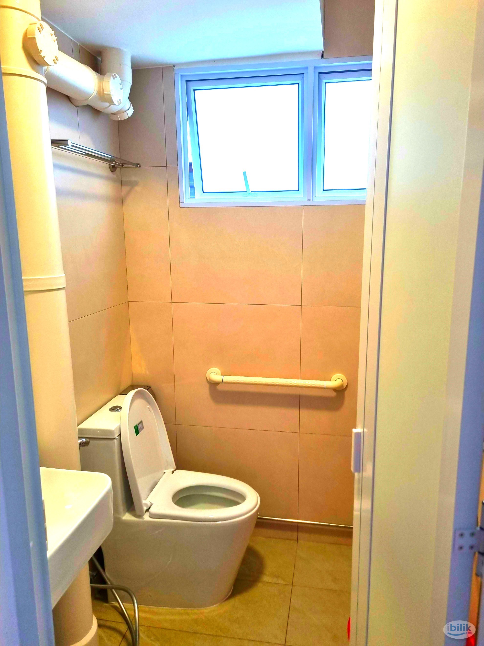 Image 2 of Room Share - Common Bedroom @ Blk 749 Yishun Street 72 - Room rental in 