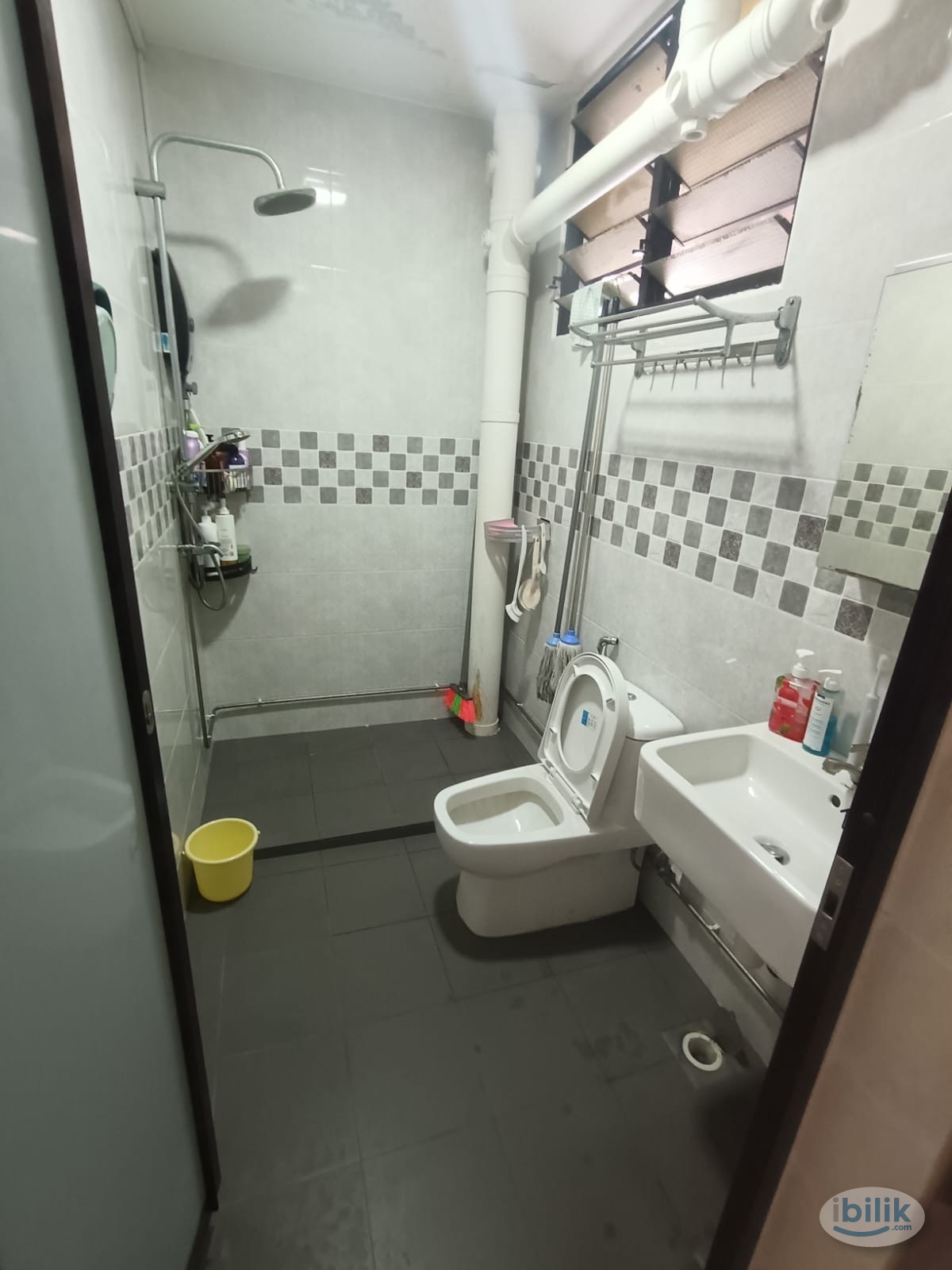 Image 3 of Middle Room at Woodlands, Singapore - Room rental in 